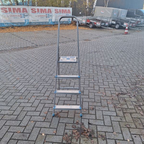 trapje met 3 treden trapje met 3 treden